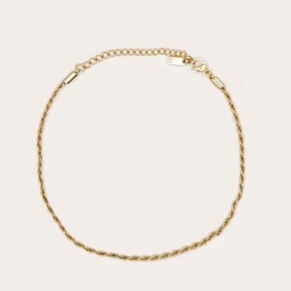 PrettyLittleThing Gold Water Resistant Twist Anklet - Picture 3 of 5